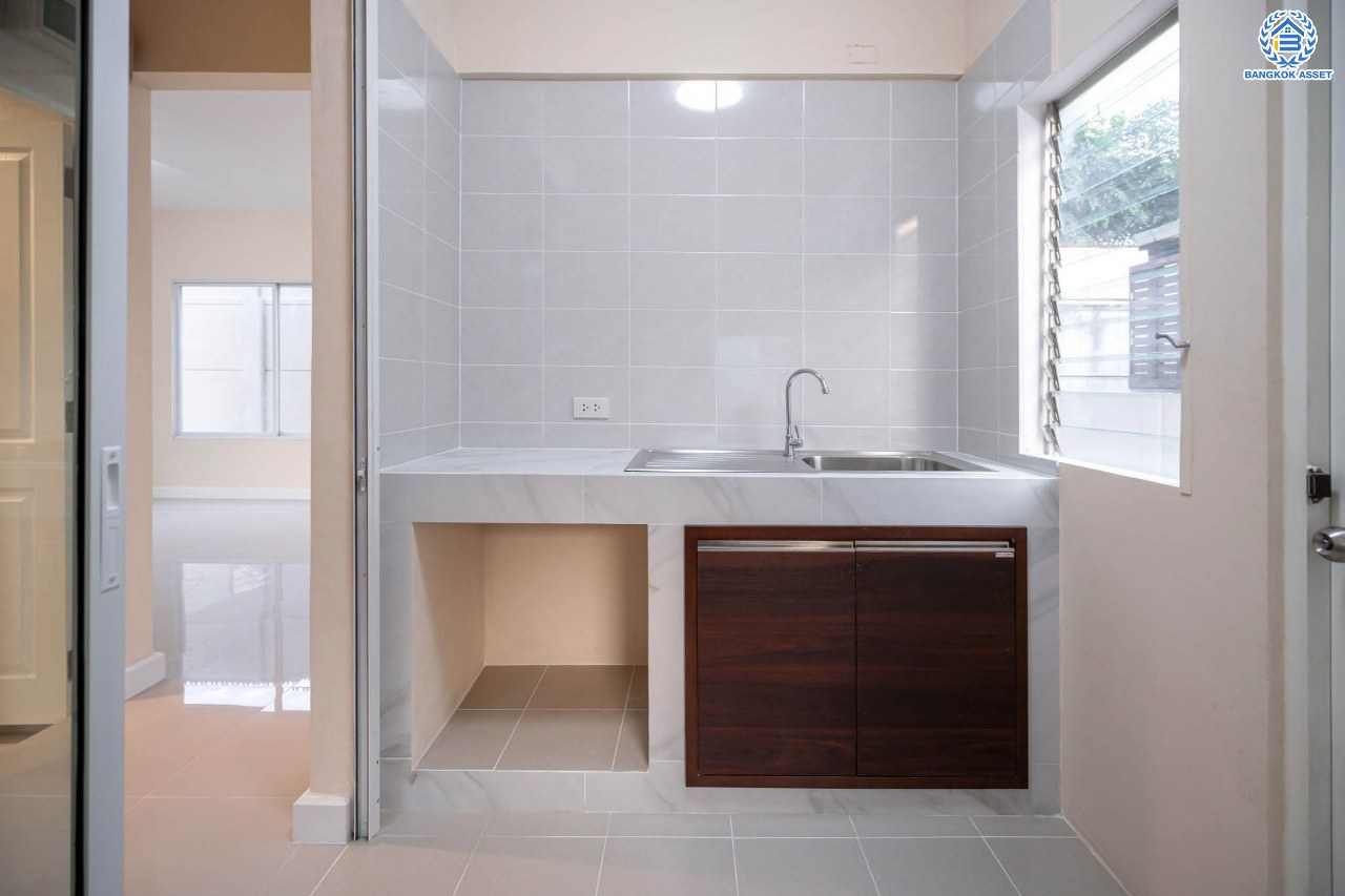 บ้านมือสองตกแต่งใหม่ สังคมคุณภาพแบรนด์ LH โครงการ อินนิซิโอ ปิ่นเกล้า-วงแหวน หลังมุม เนื้อที่ 52.5 ตร.ว. ฟังก์ชัน 3 ห้องนอน 2 ห้องน้ำ 2 ที่จอดรถ บนทำเลศักยภาพ เดินทางสะดวก เชื่อมต่อทั้งปิ่นเกล้า-ศาลายา ใกล้เซ็นทรัลเวสต์เกต รถไฟฟ้าสายสีม่วง "สถานีตลาดบางใหญ่" และทางด่วน "กาญจนาภิเษก"